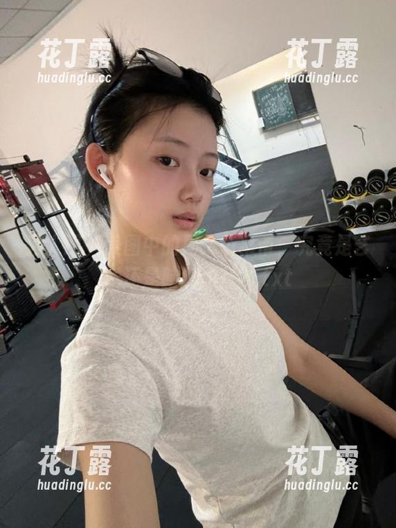 秀人网-周大萌 秀人网 - 美图中的周大萌吊带,究竟是艺术还是脑洞大开?.txt