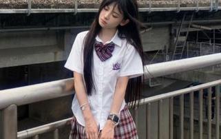 秀人网 - 暴露真实自我的周大萌，无圣光校服原图，呈现不一样的校园穿搭风格.txt