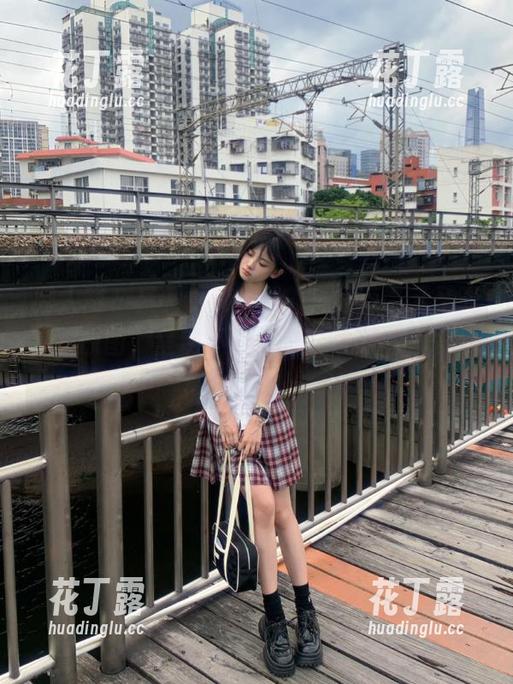 秀人网-周大萌 秀人网 - 暴露真实自我的周大萌,无圣光校服原图,呈现不一样的校园穿搭风格.txt