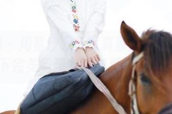 秀人网 - 周慕汐双人写真原图合集：在镜头下完美重现友情与爱的瞬间.txt