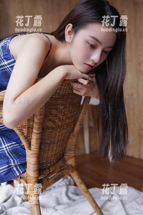 秀人网 - 玩转夏日：团团子_una的私房泳衣写真带你领略个性魅力.txt