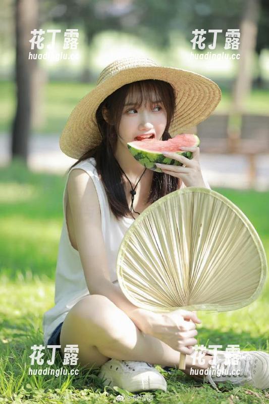 秀人网 - 夏旖诺最新连体衣作品曝光，尽显时尚与可爱的完美结合！.txt