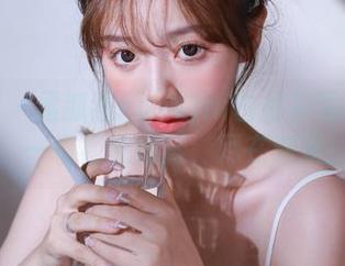 秀人网 - 孟狐狸FoxYini白衬衫写真美图合集：一场视觉盛宴，尽在这里！.txt