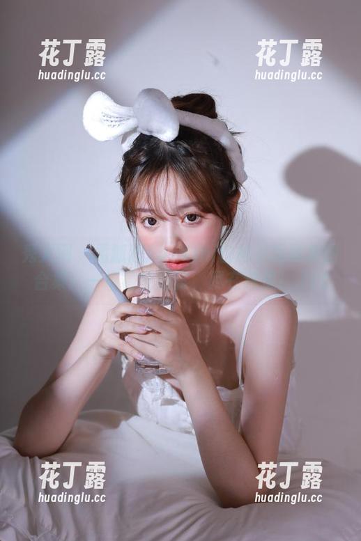 秀人网 - 孟狐狸FoxYini白衬衫写真美图合集：一场视觉盛宴，尽在这里！.txt