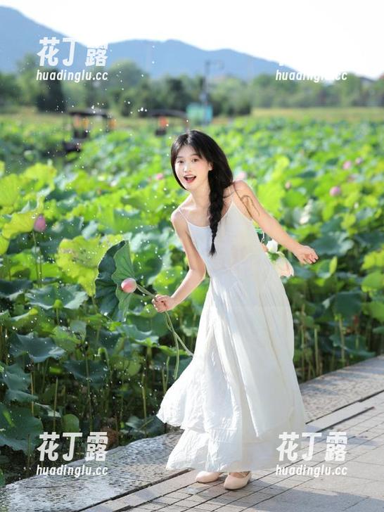 秀人网 - 与张思允Nice一起走进户外，获取她的图包资源，发现摄影的无限可能.txt