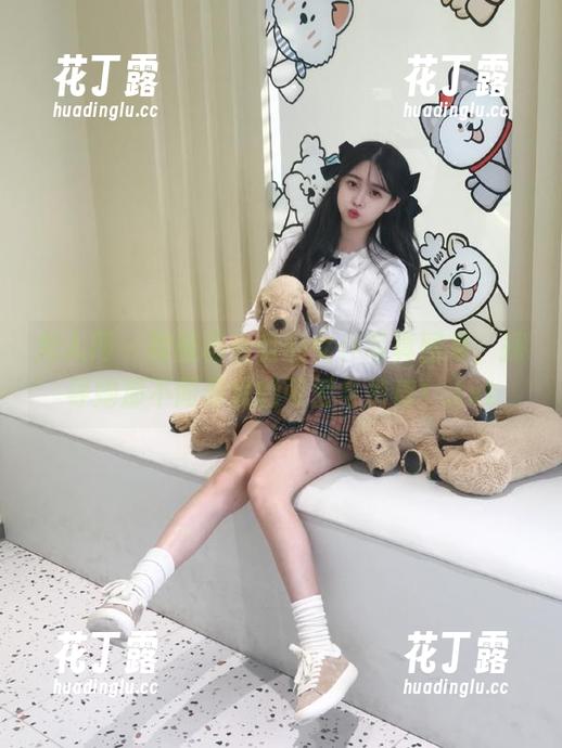 秀人网-杨倩倩 秀人网 - 跟随杨倩倩的女仆写真图集,探寻她那不同寻常的可爱与俏皮!.txt