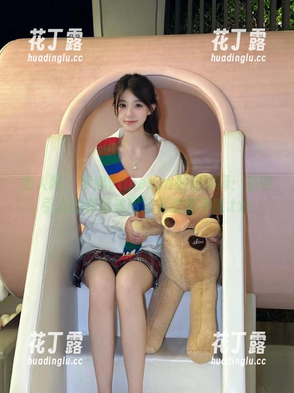 秀人网-梦娜Vanessa 秀人网 - 梦娜Vanessa倾情演绎:超吸引人的套装美图让人欲罢不能.txt