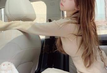 秀人网 - 清新夏日油田溪溪比基尼写真系列：原图大公开，尽显她的性感与自然之美.txt