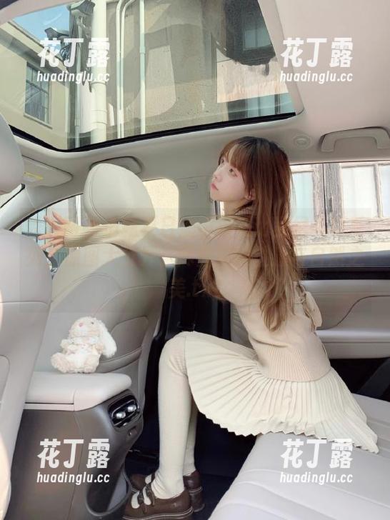 秀人网 - 清新夏日油田溪溪比基尼写真系列：原图大公开，尽显她的性感与自然之美.txt