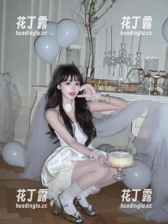 秀人网-玥儿玥er 秀人网 - 遨游万宁,玥儿玥er的旅拍艺术在原图与图集中闪耀!.txt