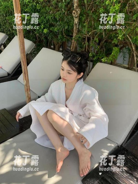 秀人网-程程程 秀人网 - 天台之上的程程程:缤纷时光图集,尽享独特的写真资源!.txt