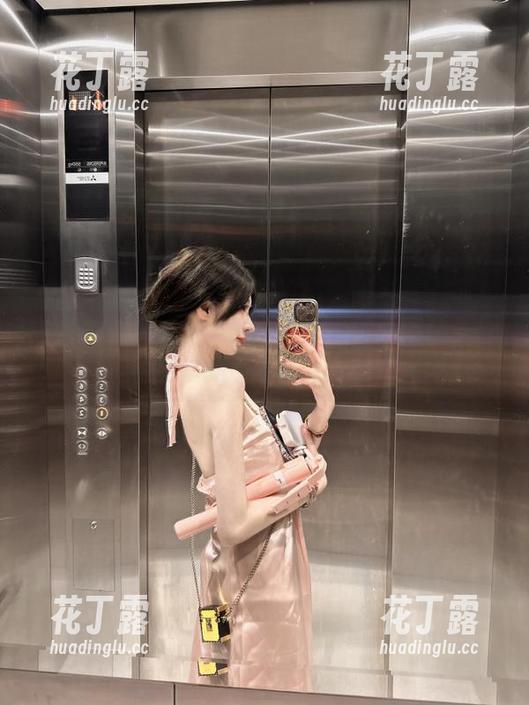 秀人网 - 高跟鞋里的芭比KIKI：高清美图尽展她的自信与风采.txt