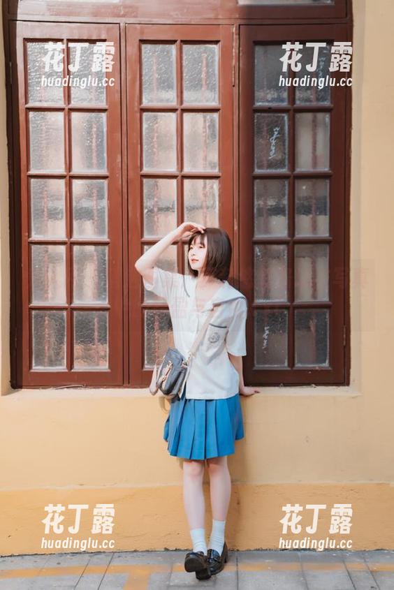 秀人网 - 精选图集：萝莉悠悠酱泳衣写真中的轻盈与自由.txt