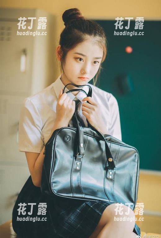 秀人网-陈柒柒 秀人网 - 陈柒柒连衣裙写真:高清美图呈现她的甜美与优雅,瞬间点亮心情.txt