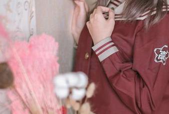 秋楚楚不秃头的女仆魅力无限：作品集与原图揭秘她的传奇故事.txt