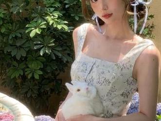 网红馆 - 细腻礼服呈现：萌琪琪Irene高清原图与绝美图册分享.txt