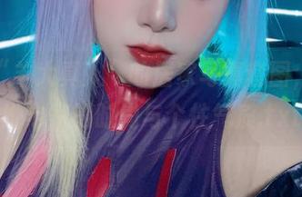 惊艳“羊大真人”的居家写真套图，揭示她宅家的时尚与个性气质.txt