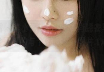 微密圈 - 羊小雪juvia的时尚睡衣写真，诠释简约与个性的绝妙图片.txt