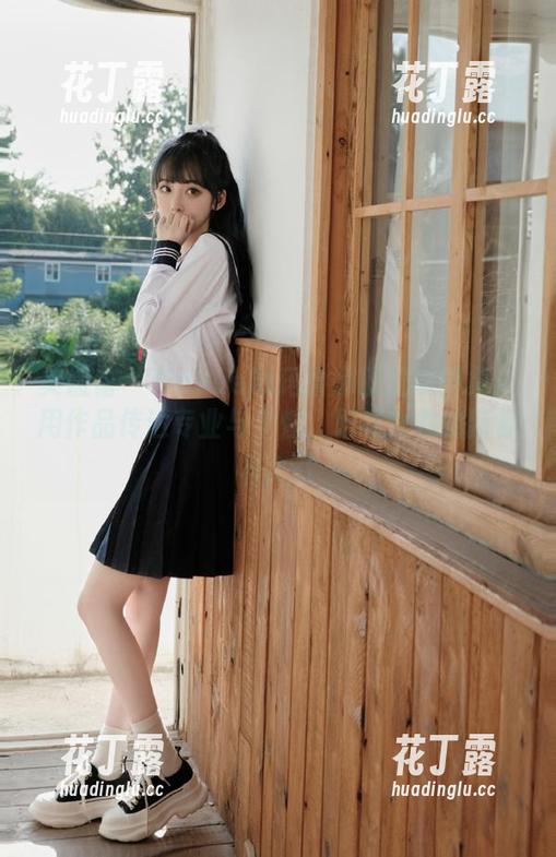 美媛馆-Manuela玛鲁娜 美媛馆 - Manuela玛鲁娜职业装图集:用作品传达专业与个性,职场女性的新标杆.txt
