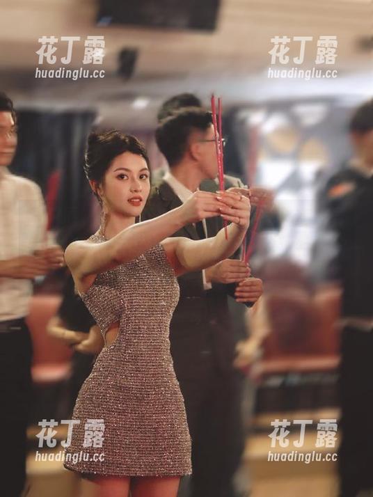 脸红Dearie 微密圈 - “脸红Dearie圣诞”全套写真大揭秘:每张图片都在诉说她的独特节日故事!.txt