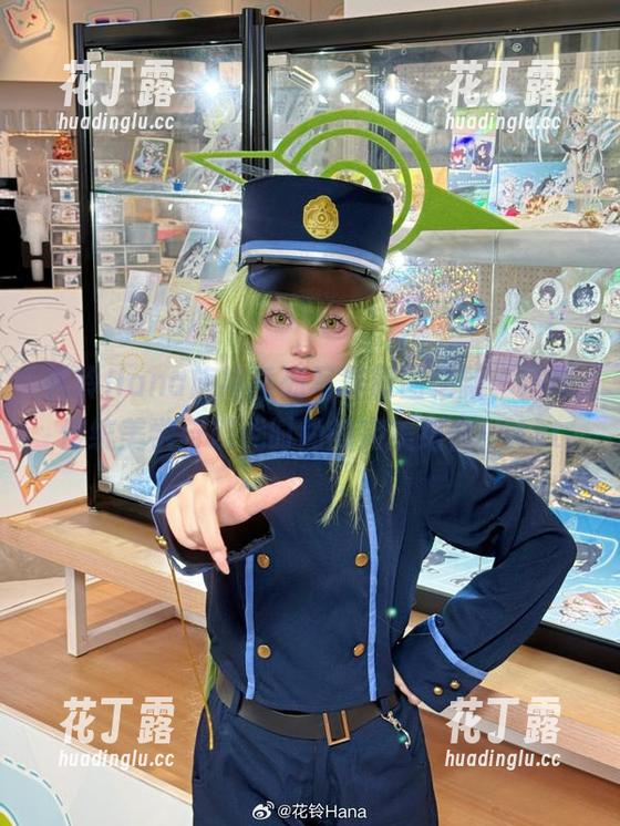 花铃Hana旗袍系列写真原图更新，演绎传统美学与现代时尚的完美结合！.txt