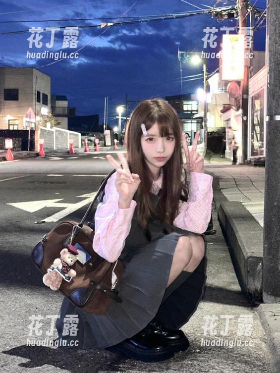蓝小沂KiKi 夏日足迹:蓝小沂KiKi的高清壁纸,记录夏日的美好与自嘲.txt