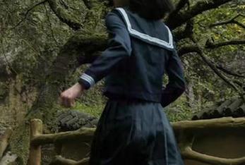 蜜桃社 - 校服风情万种：Gina的高清写真描绘校园的浪漫与青春.txt