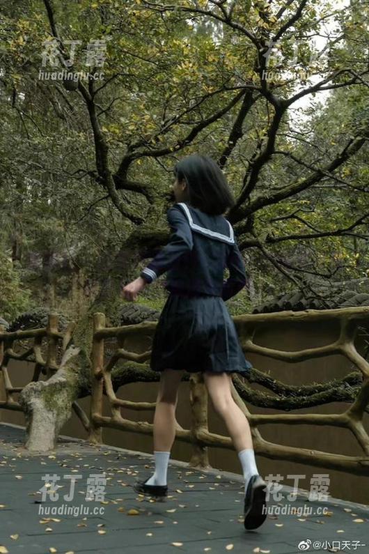 蜜桃社 - 校服风情万种：Gina的高清写真描绘校园的浪漫与青春.txt
