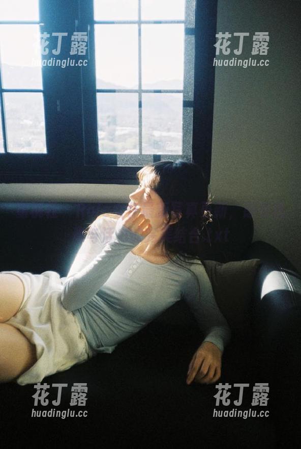 蜜桃社 - Rola女仆最新写真更新，感受优雅与活力的完美结合.txt