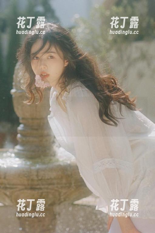 蜜桃社 - 与韵莉娜VANILLA一起走进美腿的世界，最新套图更新让人心动不已！.txt