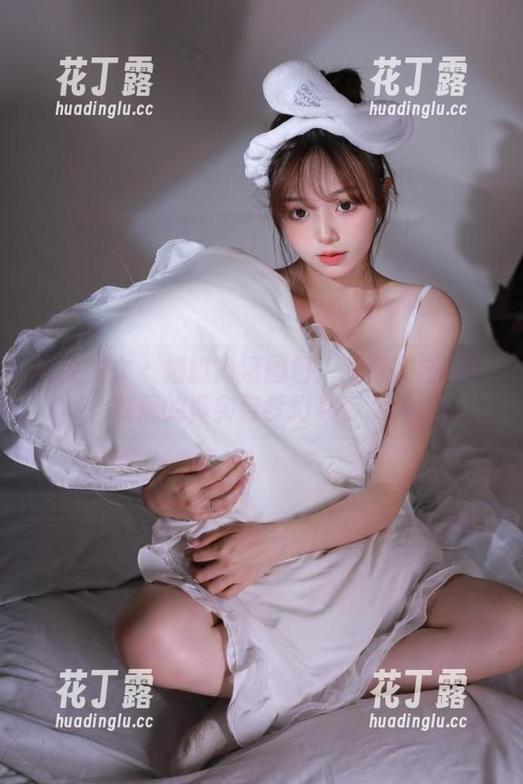 觅芙少女 - 细腻高清图包：灰灰在浴缸中展现的真实与梦幻共存.txt