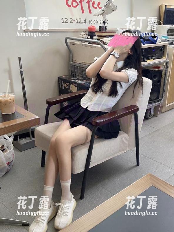 语画界-林子遥 语画界 - 林子遥女王写真集:让每一张壁纸都讲述她不为人知的故事.txt