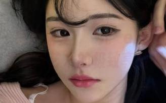 语画界 - 感官盛宴：玥儿玥er的丝袜图册，视觉与艺术的极致享受.txt