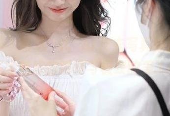 语画界 - 精选玥儿玥er皮衣写真原图，捕捉她魅惑的瞬间与极致的美.txt