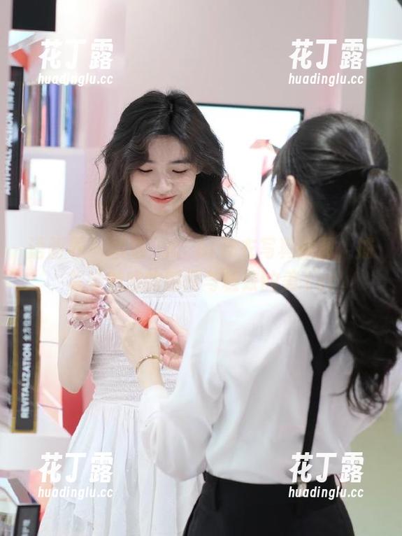 语画界-玥儿玥er 语画界 - 精选玥儿玥er皮衣写真原图,捕捉她魅惑的瞬间与极致的美.txt