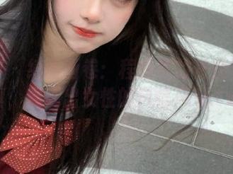 语画界 - 绮丽画卷：程程程的长腿黑丝写真，展现出女性的自信风采.txt