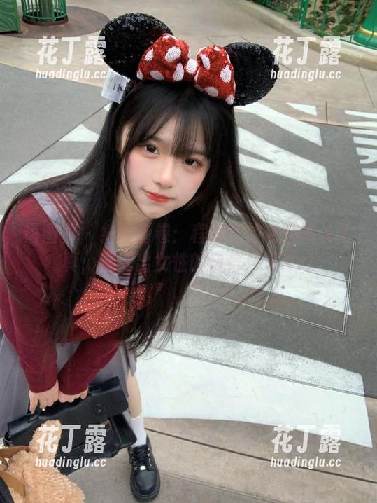 语画界 - 绮丽画卷：程程程的长腿黑丝写真，展现出女性的自信风采.txt