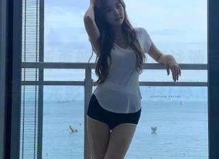语画界 - 全新更新！程程程泳池写真原图分享，光影之美一网打尽.txt