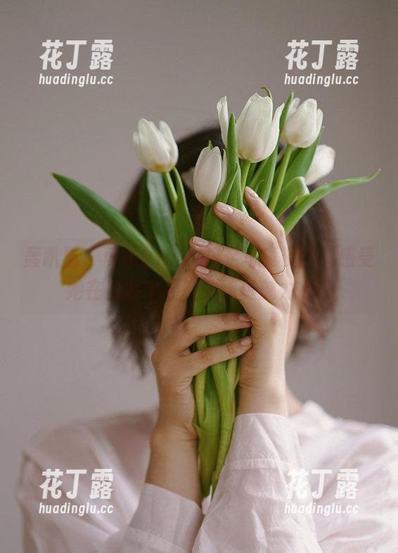 轰趴猫 - 可乐Vicky裸足写真资源：感受她在自然中展现的纯真魅力.txt
