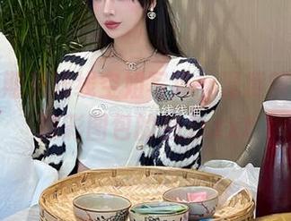 观看过期米线线空姐写真，深度解析这组精彩图包的魅力.txt