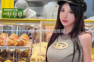 高清写真集惊喜不断：过期米线线喵与棒棒糖的另类搭配，让你大开眼界！.txt