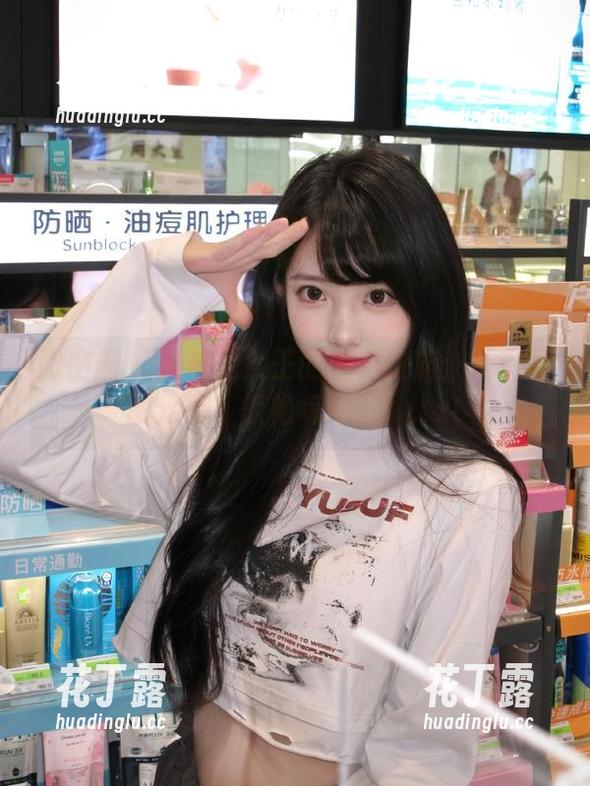 金希儿 微密圈 - 金希儿女王的魅力之旅:精彩原图分享,惊艳每一天!.txt