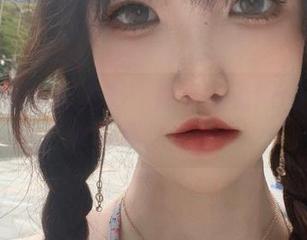 无圣光的清晨光影：探寻阿薰kaOri的少女图集之美.txt
