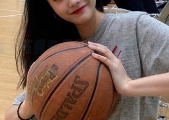 微密圈 - 陈佩奇夏日高清美图，与清风曼舞共度绚丽时光.txt