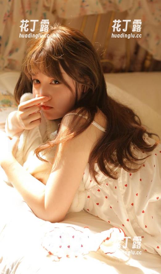 陈妮妮UNI 微密圈 - 甜美风格定制:陈妮妮UNI短裙图集带你领略夏日清新.txt