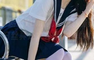 青豆客 - 剧透Yumi尤美的私房美图：这白丝真是太会撩了！.txt
