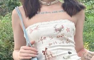 青豆客 - 时尚与性感并存：王婉悠Queen内衣写真作品集的迷人之旅！.txt