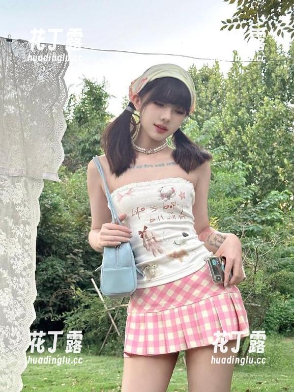 青豆客 - 时尚与性感并存：王婉悠Queen内衣写真作品集的迷人之旅！.txt