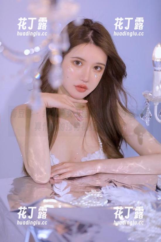青豆客 - 纯小希女王图库盛宴，分享她写真作品的独特视觉感受.txt
