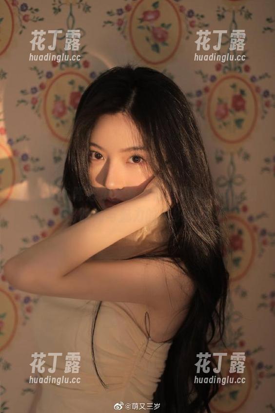 青豆客 - 陈思琪全套丝袜写真集：带你领略时尚与魅力的交织.txt